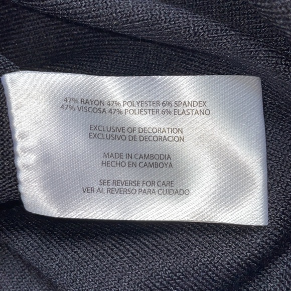 NWT.  Banana Republic, woman’s crew neck long sleeve T-shirt. Black. Size large. - Picture 6 of 6